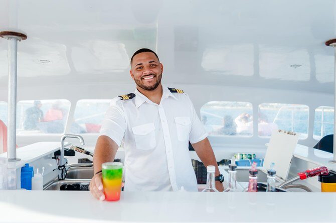 Antilla Shipwreck and Catalina Bay Snorkel Sail - The boat vibe: open bar, snacks, and a crew that sets the tone