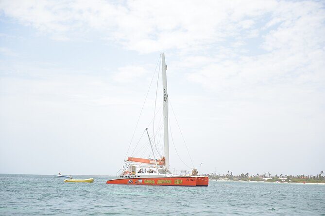 Banana Adventure Catamaran Shipwreck Snorkel and Turtle Swim - Catamaran comfort in Aruba, without the crowd crush
